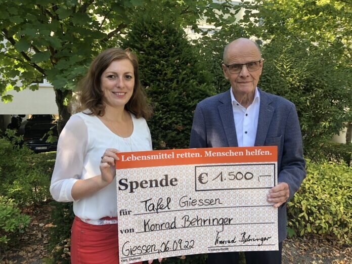 Konrad Behringer übergibt eine Spende von 1.500 Euro an Tafel-Organisationsleiterin Anna Conrad.