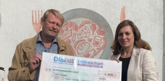 DiaKids spendet 6.800 Euro für das Schulobstfrühstück der Tafel Gießen Der Vorsitzende des Stiftungsbeirats Horst Haller übergibt den Spendenscheck an Tafel-Organisationsleiterin Anna Conrad.