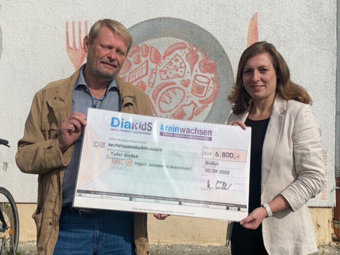 Der Vorsitzende des Stiftungsbeirats Horst Haller übergibt den Spendenscheck an Tafel-Organisationsleiterin Anna Conrad. Der Vorsitzende des Stiftungsbeirats Horst Haller übergibt den Spendenscheck an Tafel-Organisationsleiterin Anna Conrad.