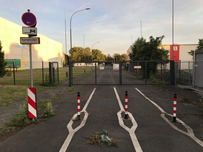 Balzer_Weg_Sperrpfosten Durch Sperrpfosten wird der August-Balzer-Weg auch zukünftig für Autoverkehr gesperrt sein, wenn die Tore am Messegelände geöffnet werden.