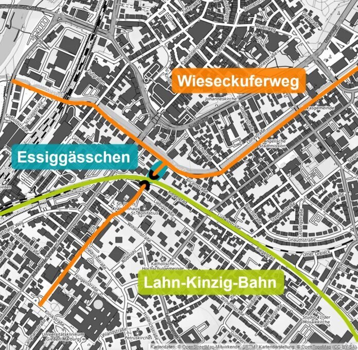 Essiggaesschen Das Essiggässchen stellt eine Fußwegeverbindung vom Kliniksviertel zur Wieseck dar. Ampelfrei und abseits des Autoverkehrs würde sich eine Verbindung durch den Grünzug der Wieseck bis zum Schwanenteich ergeben, wenn der bestehende Tunnel unter der Lahn-Kinzig-Bahn wieder geöffnet würde.