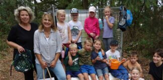 NAJU Kindergruppe hilft durstigen Bäumchen