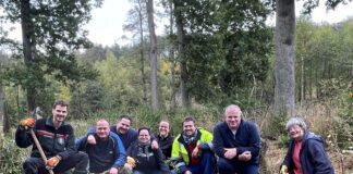 Anpacken im Wald, damit Naturverjüngung eine Chance hat von links: Revierförster Thomas Kremberg, Björn Zimmer, Christoph Nachtigall, Pamela Becker, Catharina Nachtigall, Michael Kaiser, Swen Claar, Ida Becker