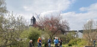 Arbeitseinsatz im Bauerngarten auf der Familienwiese