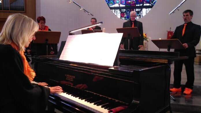 Behutsam und mit viel Gefühl begleitet Kirchenmusikerin Astrid Platen am Flügel das Ensemble "A Quarter To Sing" Behutsam und mit viel Gefühl begleitet Kirchenmusikerin Astrid Platen am Flügel das Ensemble "A Quarter To Sing"