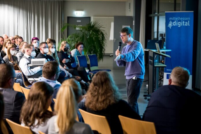 mittelhessen.digital Revival: Social Media Business Growth Daniel Zoll zeigt in seinem Vortrag die Chancen einer zeitgemäßen Social-Media-Präsenz für Mittelstandsbetriebe auf. (Foto: Tilman Lochmüller / Regionalmanagement Mittelhessen)