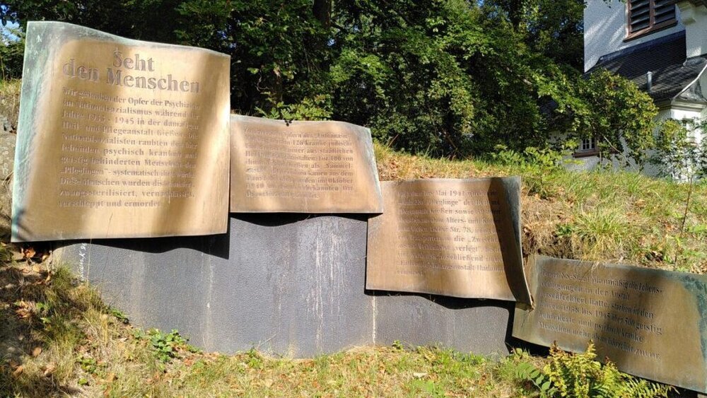 Am Rande des Butterwegs: Mahnmal für die NS-Opfer hinter der Vitos-Kapelle