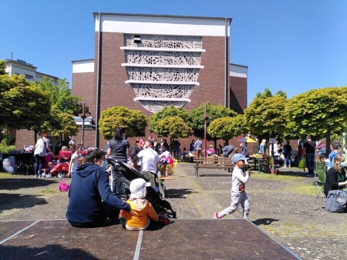 5. Familien-Flohmarkt am Sonntag, den 14.05.23 von 10-13 Uhr unter den Platanen der Kulturkirche St. Thomas Morus 4. Familien-Flohmarkt am Sonntag, den 9.10.22 von 10-13 Uhr unter den Platanen der Kulturkirche St. Thomas Morus