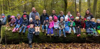 Ein Sofa mitten im Wald – Garbenteicher Kita-Kinder erkunden den Herbstwald