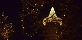 Der Diebsturm leuchtet wieder vorweihnachtlich.