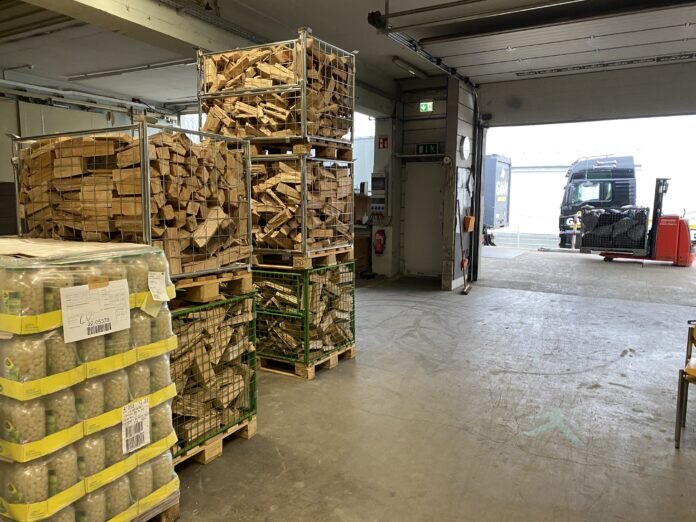 Brennholz im Hilfgüterlager von GAiN