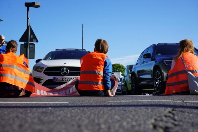 A100-Ausfahrt-Kurt-Schumacher-Damm-Richtung-Osten-2-scaled