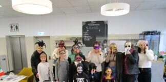 Deutsch-italienische Kinder bastelten Faschingsmasken mit der DIG Mittelhessen e.V. im Kulturcafé der Stadtbibliothek Wetzlar am Faschingssamstag