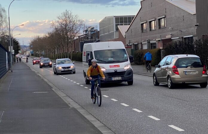 Viele Autofahrende fahren ohne Grund über den Rad-Schutzstreifen in der Rodheimer Straße in Heuchelheim. Beim Überholen muss auch bei Radstreifen ein Mindestabstand von 1,50 m eingehalten werden.