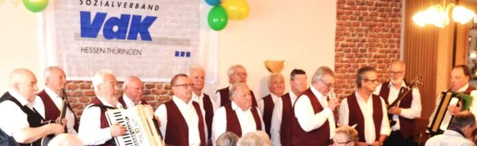b K1600_DSC_0356 Die Harmonies sangen Lieder und luden zum Mitsingen ein Ltg. Ottmar Rücker und Uwe Munzert