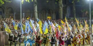20 Jahre Gießen-Ferrara / Ferrara in Gießen – Tradition und Moderne (30.06.-02.07.2023): Fahnenschwenker und Renaissance-Tanzgruppe in historischen Kostümen aus Gießens Partnerstadt Ferrara animieren die Innenstadt am 01.07.2023