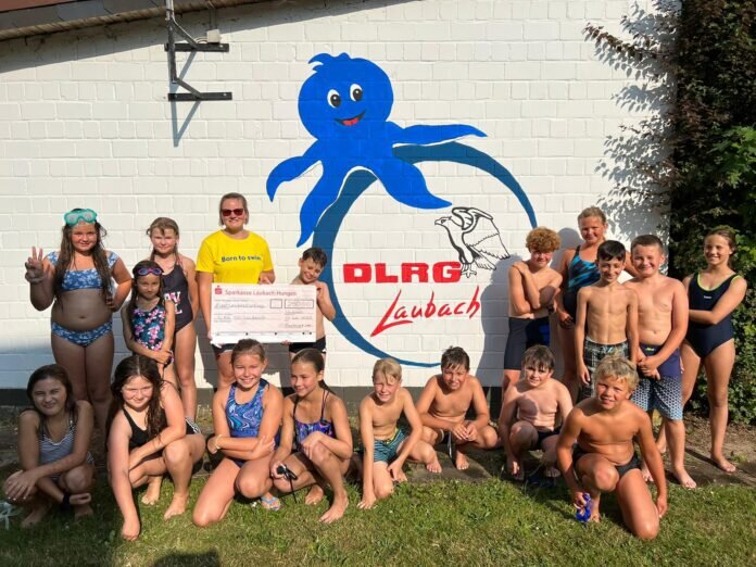 Spendenübergabe bei der DLRG