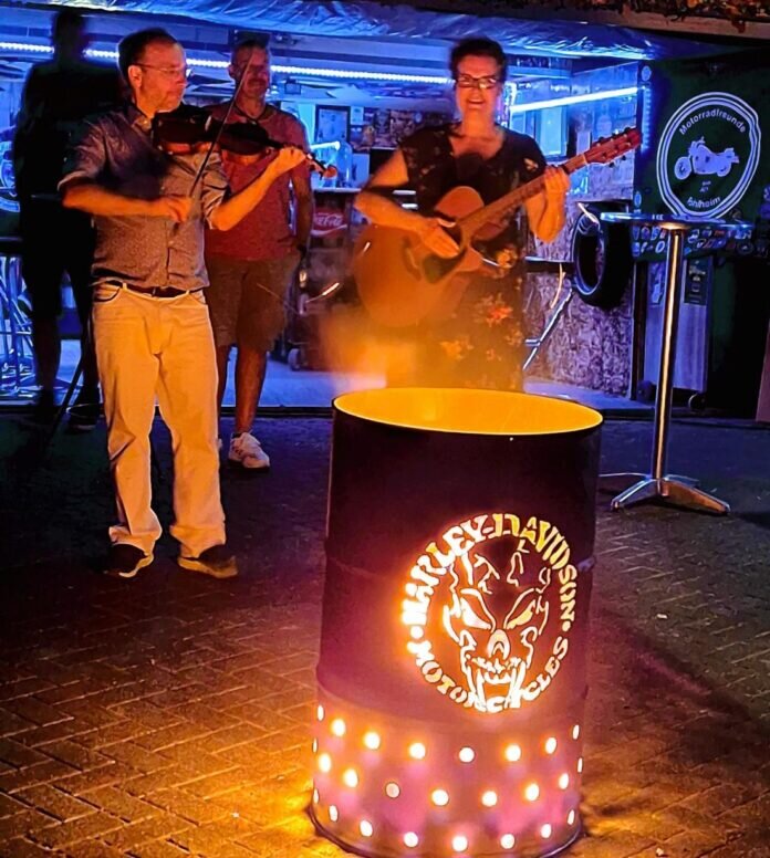 K1600_Gute Musik bei Lagerfeuerromantik mit Eva Saarbourg und Ed Westerdale Sa 08.07.23