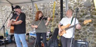 Dreistündiges Open-Air-Konzert der Band „Paddy goes to Holyhead“ in der “Burg Grüningen”