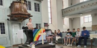 Konfirmanden vertreten Pfarrer im Gottesdienst