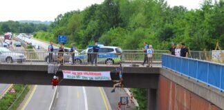 Mehr Verkehrswende statt Rückbau der ersten echten Fahrradstraße – Aktion über der Autobahn