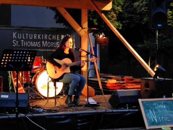 Open Stage / Offene Bühne für jedermann und jedefrau live unter den Platanen der Kulturkirche St. Thomas Morus