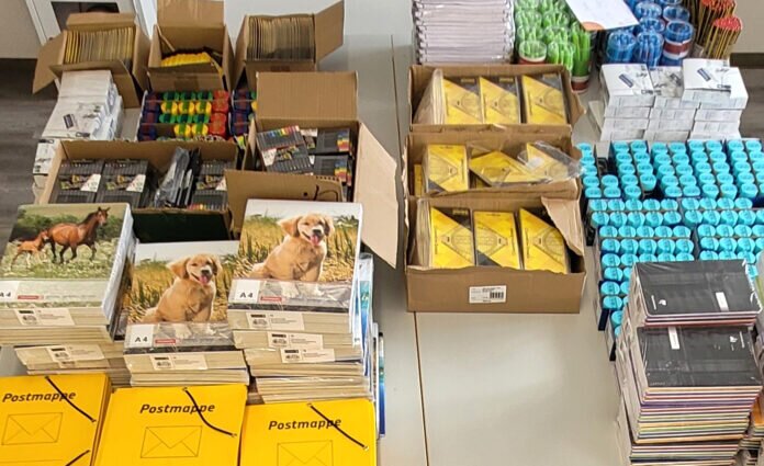 Nach den Sommerferien hat das neue Schuljahr begonnen. Die meisten Schülerinnen und Schüler benötigen dann zahlreiche Schulmaterialien. Sozial benachteiligte Familien stellt dieser Bedarf häufig vor eine große finanzielle Herausforderung. Die Firma Exoplan Weimer aus Wettenberg hat zu Schuljahresbeginn mit einer großzügigen Spende geholfen und für 230 Grundschulkinder und 300 Kinder von weiterführenden Schulen verschiedene Schulmaterialien zur Verfügung gestellt – darunter Malblöcke, Bleistifte, Buntstifte, Radierer, Blöcke, Geo-Dreiecke und Vokabelhefte. Von einem Hauptschulabschluss bis zum Abitur, jeder Abschluss kann der Beginn eines erfüllten Lebens sein. Denn Erfolg definiert sich nicht nur durch Noten, sondern auch durch Leidenschaft, Fleiß und Entschlossenheit. „Wir freuen uns und sind dankbar für das großzügige Engagement von Exoplan Weimer. Diese Spende macht die finanziellen Sorgen vieler Eltern kleiner und hilft zahlreichen Kindern im neuen Schuljahr“, sagte Tafel-Leiterin Anna Conrad.