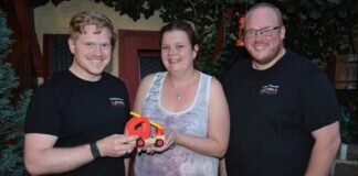 Als Dankeschön ein Spielzeugfeuerwehrauto an Tim Nowak in der Jahreshauptversammlung überreicht