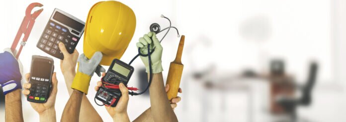 Das Bild zeigt Hände, die verschiedene berufliche Arbeitsmittel hochhalten.