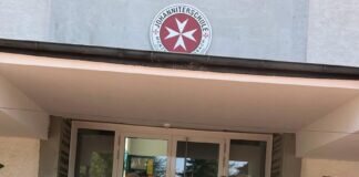 „blechBRAND Blasmusik hochprozentig“ spendet der Johanniterschule in Münzenberg-Gambach zehn Ukulelen