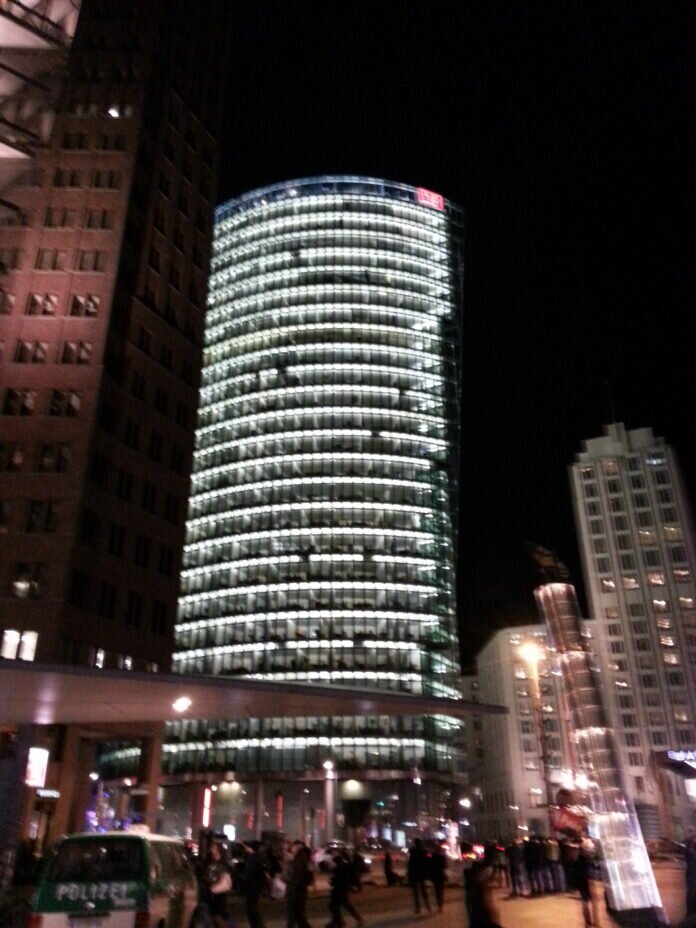 Der Bahn-Tower, die Konzernzentrale der Deutschen Bahn am Potsdamer Platz in Berlin.