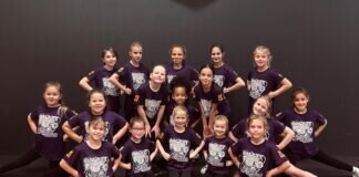 Bauplanung Plauen GmbH unterstützt GalaxyCheer Gießen vom Gießener Tanz-Club 74 e.V. mit Saisonshirts für 50 Athleten