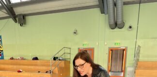Nina Heidt-Sommer verteilt Schoko-Osterhasen in Gießen