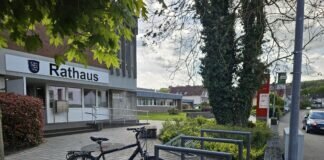 Neue E-Bike-Ständer vor dem Rathaus in Allendorf (Lumda) installiert