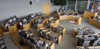 Francke-Schüler diskutieren mit Stadtverordneten aller Parteien