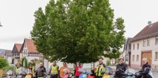 Die ‘giro del donne’ des Vespa-Club Giessen hält in Niederkleen….