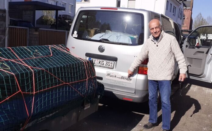 G Kalaidjiev mit Bus voll Instrumente kl