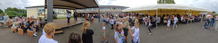 Iris Einmal Jan Köhler eröffnen Schulfest Regenbogenschule20240706_131719
