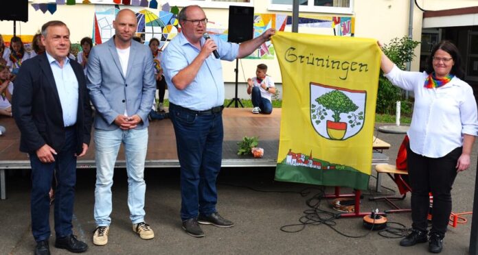 Michael Wagner überreicht zusammen mit Karl-Heinz Kuhl und Daniel Jung Grüninger Jubiläumsfahne an Iris Einmal b K1600_DSC_0231