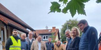 Landrätin und Bürgermeister besichtigen Glasfaser-Baustelle