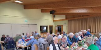 Senioren genossen ein herzhaft schmeckendes Mittagsbuffet