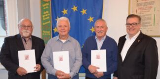 Heinz-Ulrich Dewald, Dieter Reitschmidt und Heinz Pötzl wurden mit Ehrennadel und Landesehrenbrief durch Bürgermeister Andreas Ruck ausgezeichnet