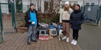 Anja Wege und Luisa Kahmphausen von der Felloase im Ebsdorfergrund spenden dem Tierheim