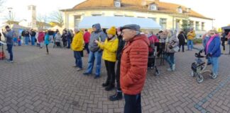 Schön wie das Wetter, der Weihnachtsmarkt in Holzheim