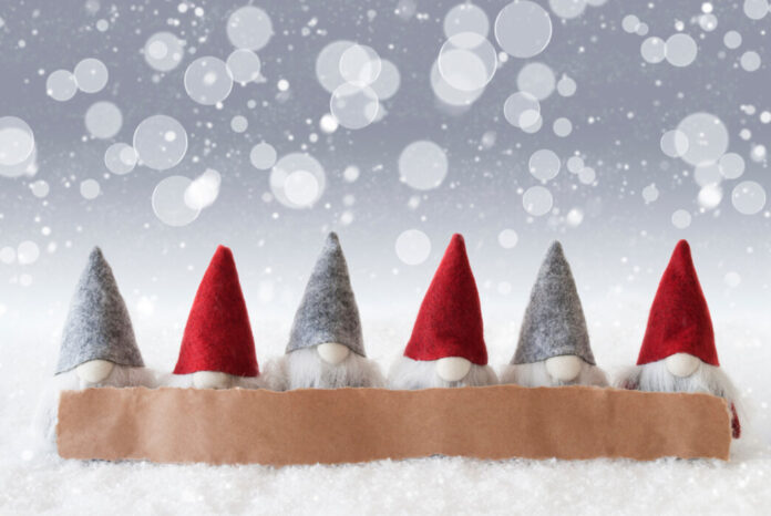 Sechs Weihnachtswichtel in einer Schneelandschaft