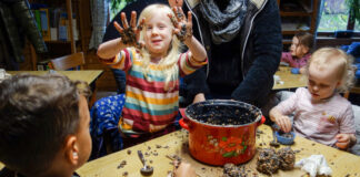 NAJU-Kinder basteln Futterglocken