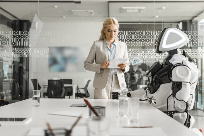 Frau mit Tablet_Roboter_VitalikRadko_Panthermedia_web