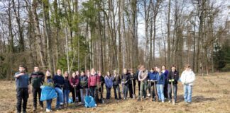 Schülerinnen und Schüler der Gesamtschule Busecker Tal pflanzen 400 Bäume