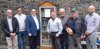 “Guckst du!” – Bürgermeister Andreas Ruck eröffnete den Bücherschrank in Holzheim