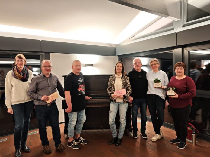 Auf dem Foto sind von links nach rechts zu sehen: Petra Michels (1. Schriftführerin, die die Ehrungen vornahm), Georg Schlierbach, Andreas Lautz, Kerstin Rösser, Bernd Schlierbach, Ulrike Daubertshäuser, Gudrun Frank (letztgenannte beide wurden aus dem Vorstand verabschiedet).